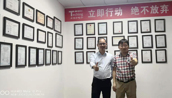 忘忧草网站在线免费观看连接器与东健宇领导人邹东健合影